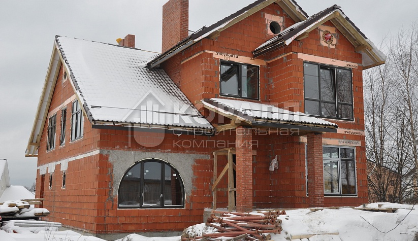 построен дом из кирпича строительной компанией Коралл