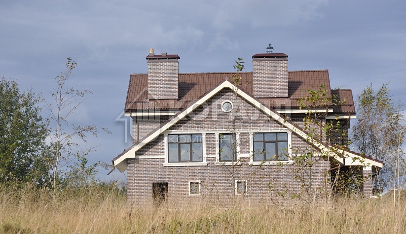 построен дом из кирпича строительной компанией Коралл