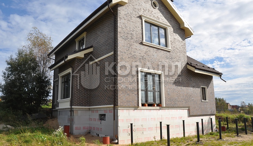 построен дом из кирпича строительной компанией Коралл