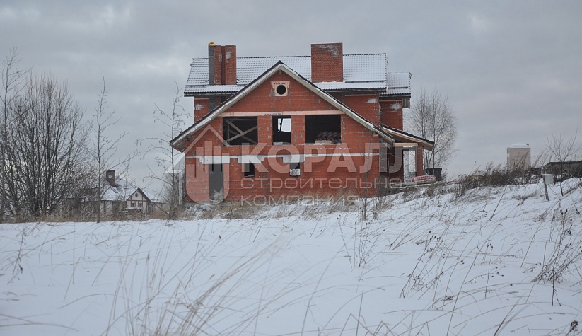 построен дом из кирпича строительной компанией Коралл