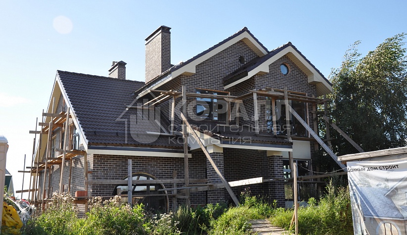 построен дом из кирпича строительной компанией Коралл