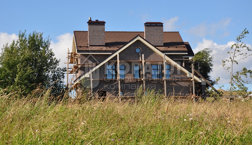 построен дом из кирпича строительной компанией Коралл